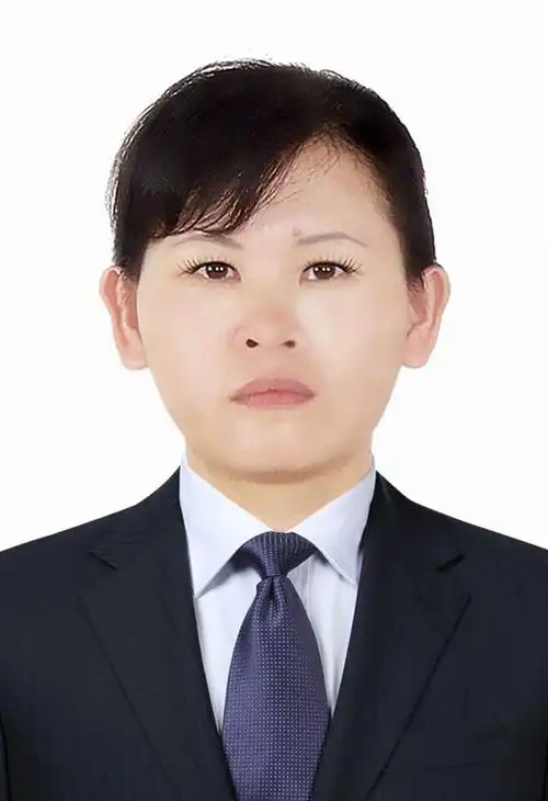 求ps高手帮忙p一张证件照 要求穿西装打领带的那种