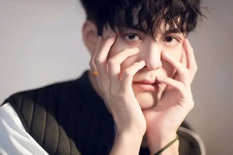 p>曾舜晞 i>(joseph) /i>,原名曾威航,1996年10月9日出生于广东省