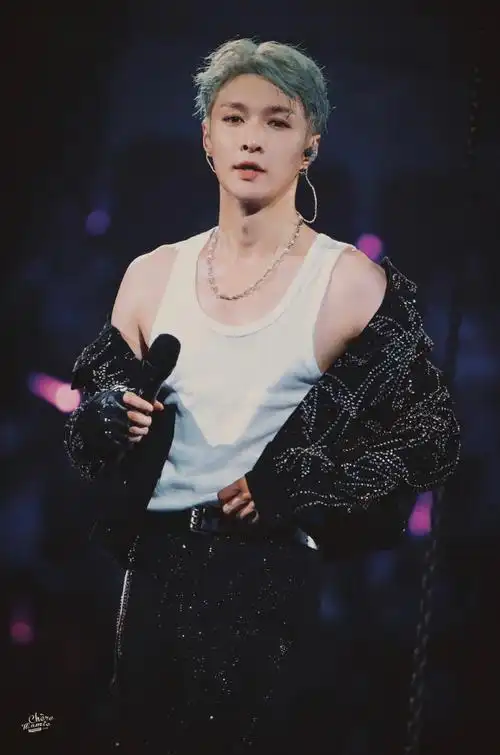 张艺兴半裸海报##孤注一掷##张艺兴大航海演唱会上海站官宣