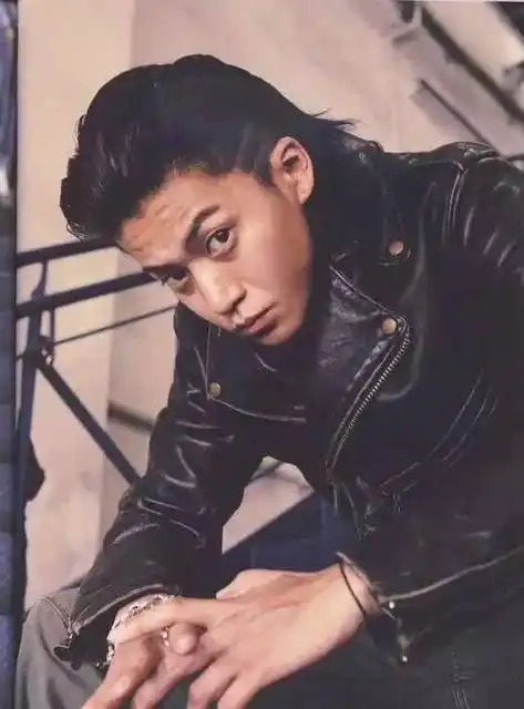 小栗旬#可是说实话,长发想要好看,对于脸也是个不小的考验,下面小编