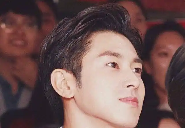 越长越嫩?郑允浩脸有多小,看他常梳露额发型就知道了