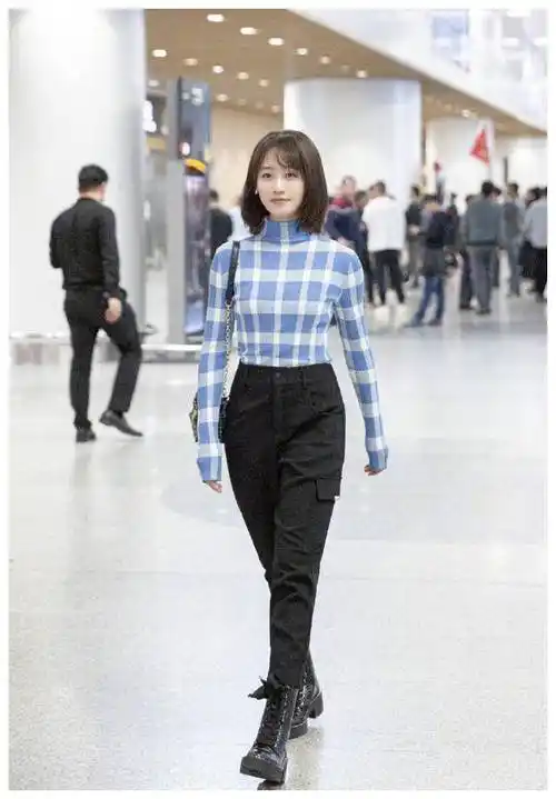 原创身高169的蓝盈莹气质真好格纹衫配工装裤好纤瘦巴掌腰更吸睛