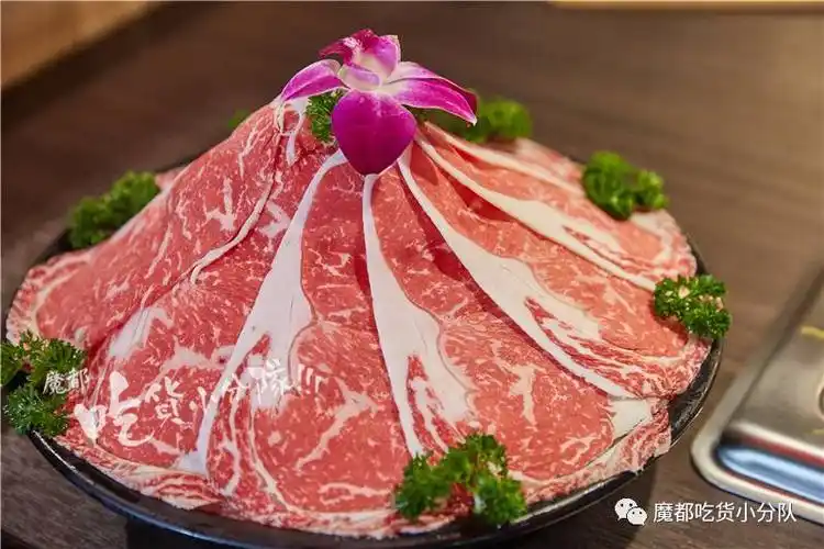 2金牌雪花肥牛松板肉肉质鲜嫩,入喉爽口滑顺,口劲适中,搭配自己调的