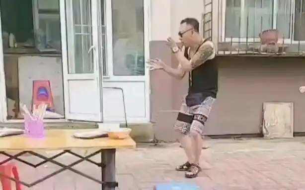 黑手哥跟小孩比划比划