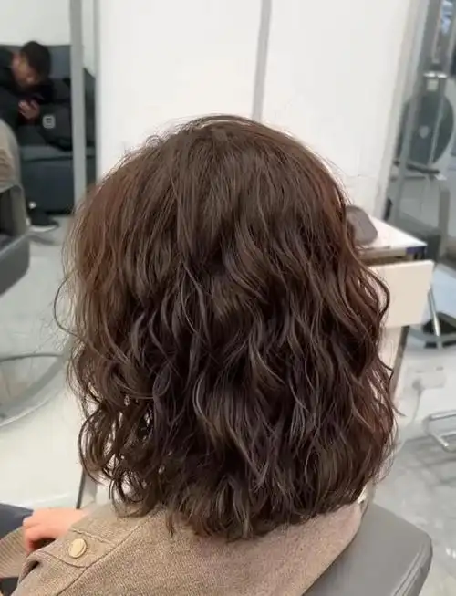 法式烫蛋卷头:少女感爆棚的减龄发型