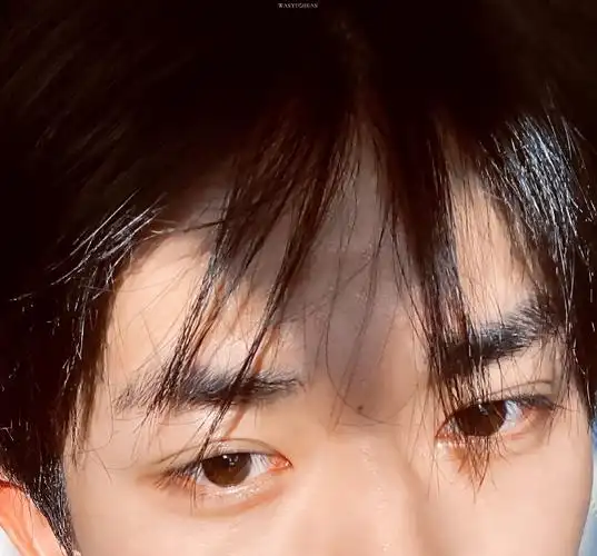 易烊千玺怼脸自拍