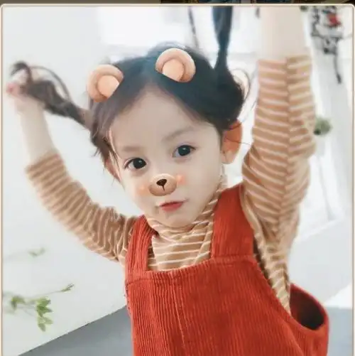 求这个小女孩的资料,太可爱了,就是不知道她是谁!网红吗?