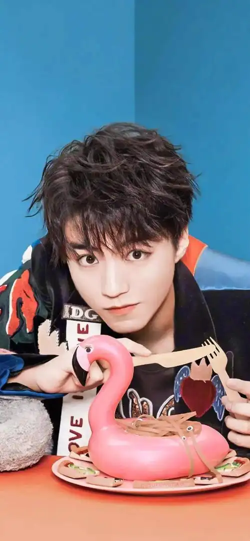 可能比看偶像剧还笑得开心,每天对着王俊凯照片傻笑,可能就是小螃蟹的