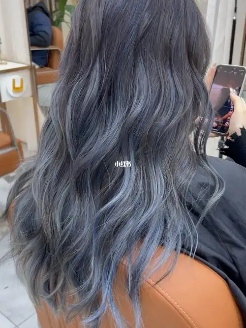 染完被夸爆的发色雾霾蓝挑染