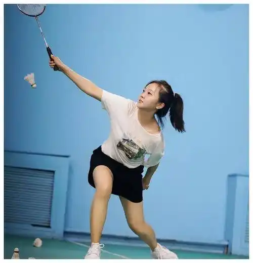 24岁林妙可晒复古风大片,举手投足尽显名媛气质,幼态脸超抢镜_照片