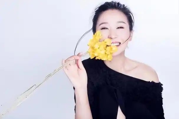 回顾苗圃:嫁大19岁富商陈义红,婚后生一男一女,如今幸福美满