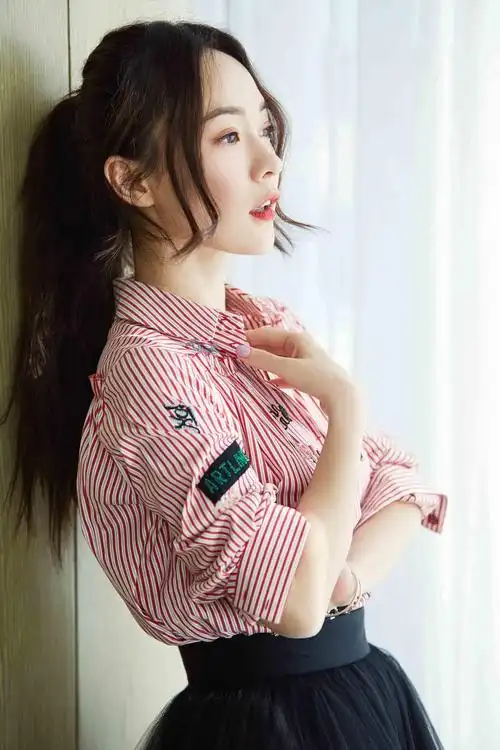 肤白貌美辣妈霍思燕出席活动少女感十足