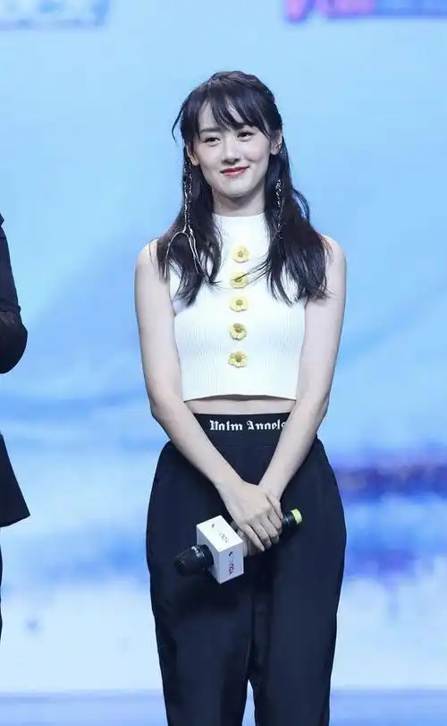 袁冰妍穿搭美出新高度白色短上衣露出细腰但是手臂有点粗