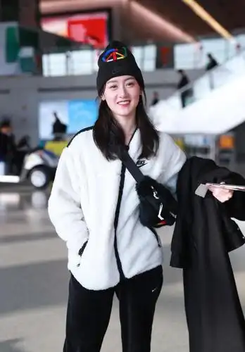 袁冰妍搭配了黑色的厚底运动鞋,厚底运动鞋让造型看起来更加有活力