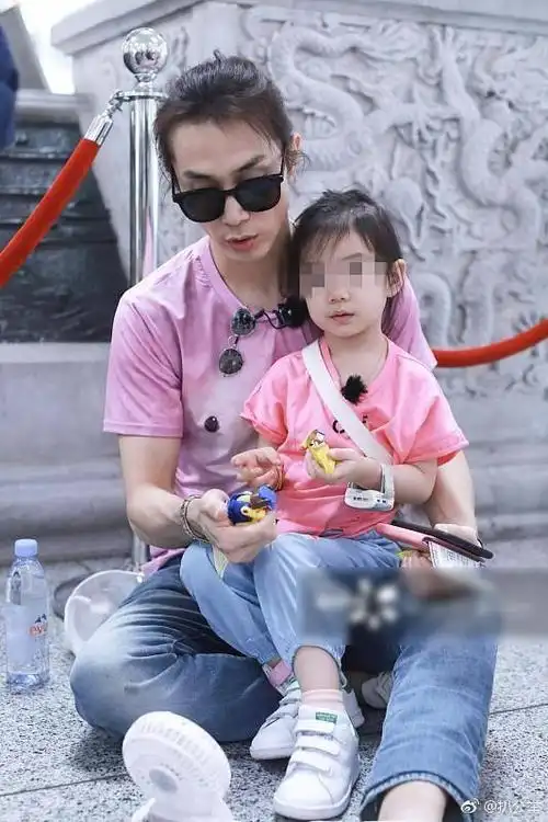 李承铉给女儿lucky扎小辫画面甜腻,网友调:又一个女儿奴!