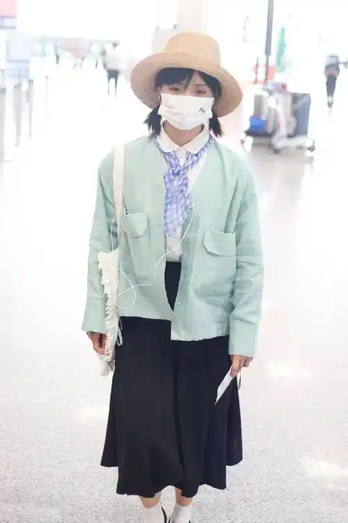 沈月美美晒机场照,评论区:减一下肥谢谢沈月_上镜_生活_体重