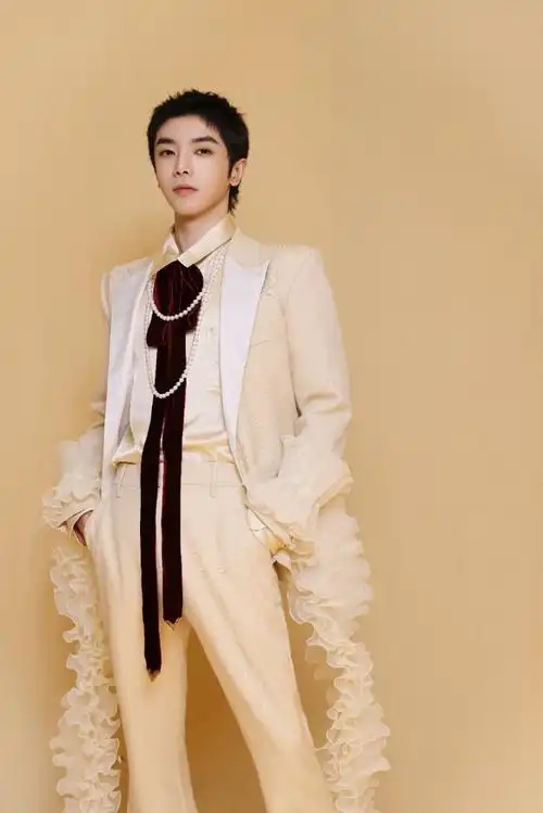 华晨宇新专辑销量破两千万##华晨宇全新唱作专辑希忘hope