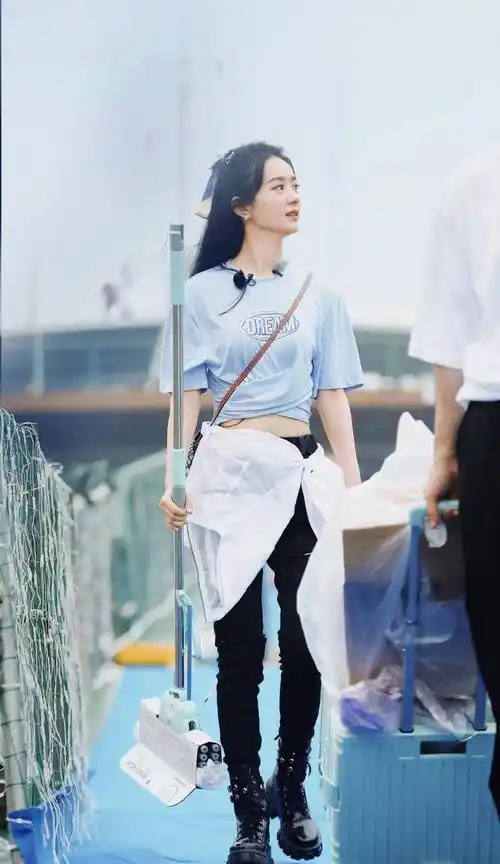 赵丽颖身材太优越了,叠穿效果超帅气,运动裤搭配绝了_时尚_黑色_优势