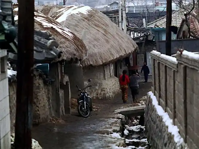 1972年的韩国首尔老照片:生活贫穷女人却酷爱打扮