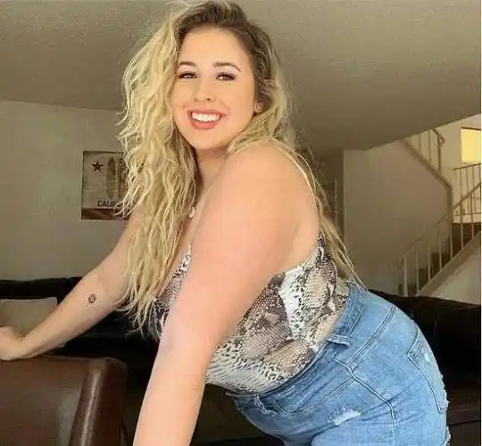 她吃饭的时候会用大碗,而且她的体重远远超过150斤,足以达到180斤