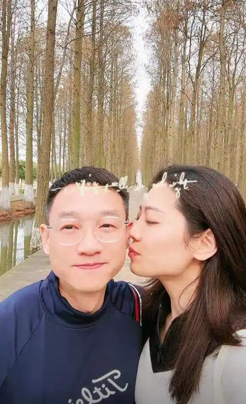 杨云先是分享出与杨威二人合照,照片中,杨威将老婆揽入怀中,获妻子