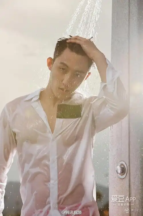 [黄景瑜][新闻]160826 《泽海鲸鱼》曝光黄景瑜湿身大片 动静皆为诱惑