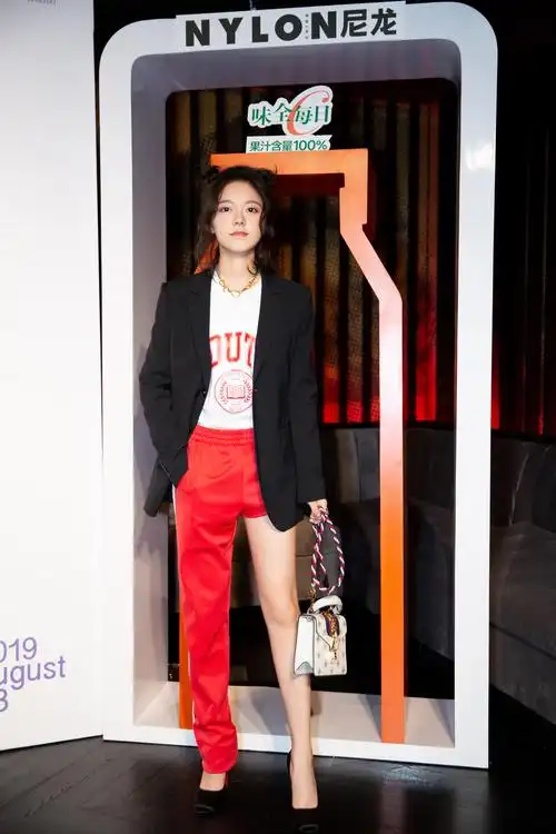 赵今麦西装配哪吒丸子头干练大气不乏少女感裤子成全身亮点