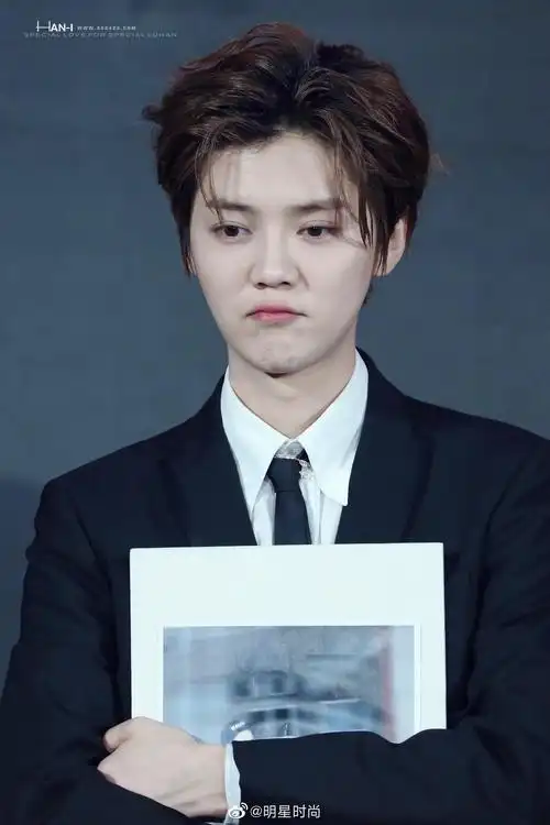 鹿晗今日的造型,一身黑色西装 背头造型,鹿哥的生图太绝了