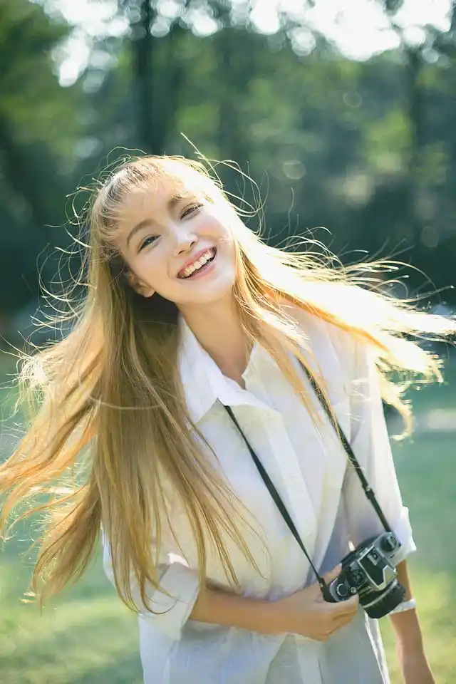 阳光下白衬衫美女笑容灿烂