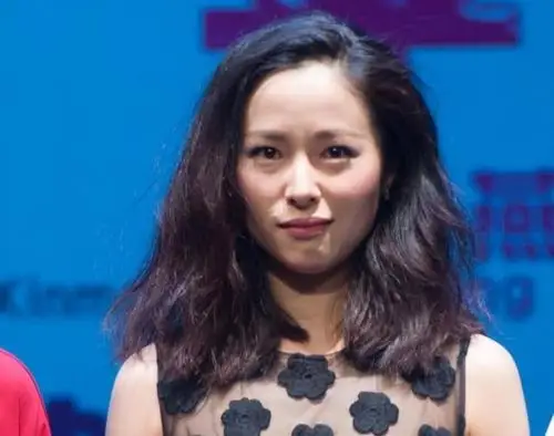 江一燕亮相活动,上边远看穿了似没穿,网友:都37岁的你了还在台上装嫩