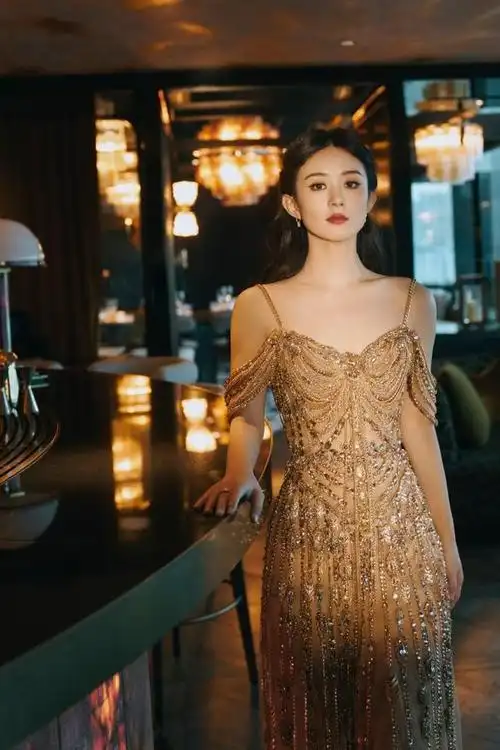 赵丽颖身高165cm,但体重却常年维持在80斤左右,她的蚂蚁腰更是火出圈