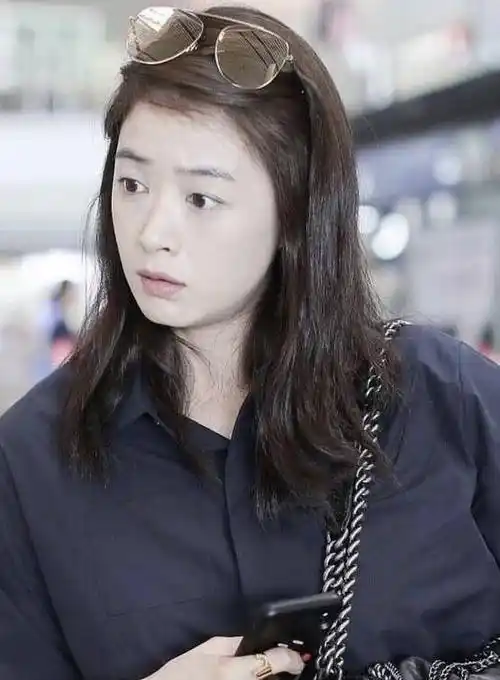 尤其是这次亮相她还是素颜状态,虽说皮肤白皙"一白遮百丑",可蒋欣超