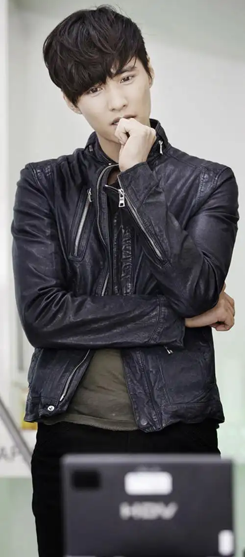 韩国男星元彬新发型拍广告帅气表情多变