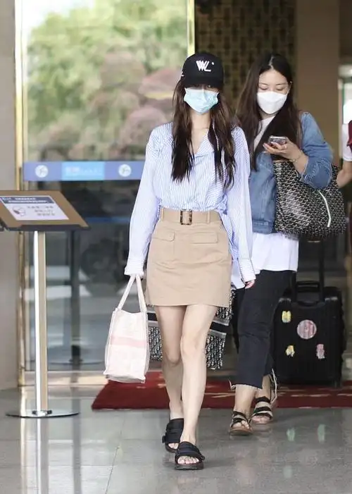 杨颖街拍条纹衬衫工装短裙dior托特包拖鞋时髦混搭