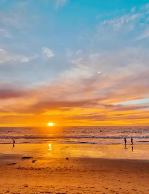 特别是在夕阳西下的时刻,天空