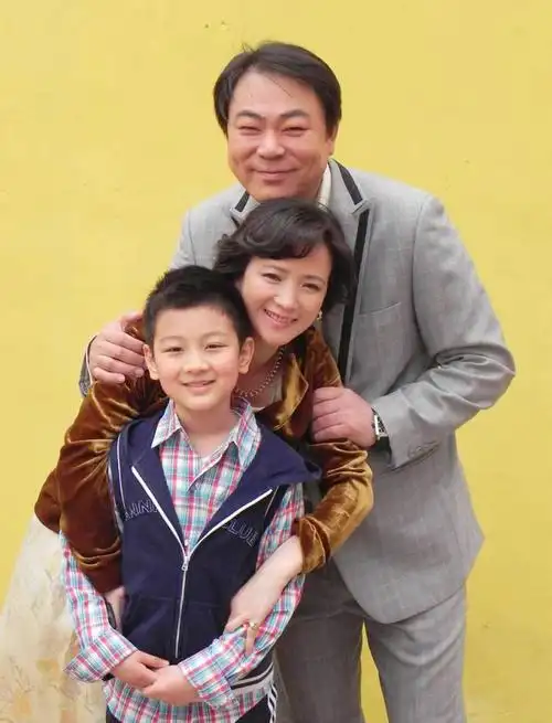 何晴父亲早逝母亲患脑出血垂危她与许亚军离婚后境况怎样