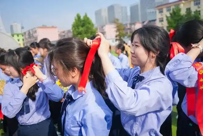 伴奏中,省实验学子再次朗诵起《实验的颜色》,校门的红色,校服的蓝色