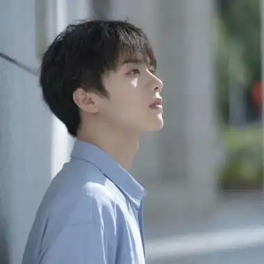 由美头网整理发布,男生头像频道提供更多与阳光,帅气,精致,真人,小众