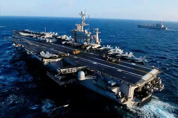 美国10万吨核动力航母,携带4000吨弹药,都在什么位置?_武器_进行_炸弹