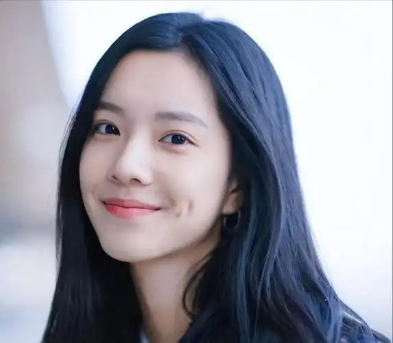 关于任敏的家世,有的人说她来自一个军人家庭,背景很硬;还有人说她