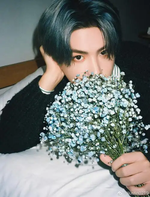 黄明昊二十岁蓝发生日写真来啦手捧蓝色花束的蓝色少年