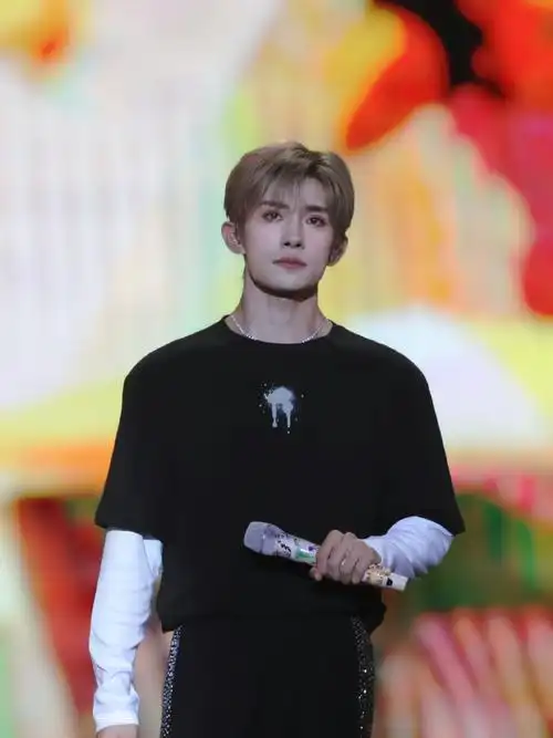 王俊凯王源易烊千玺专辑封面是应援色##tfboys三人专辑都未标注唱片