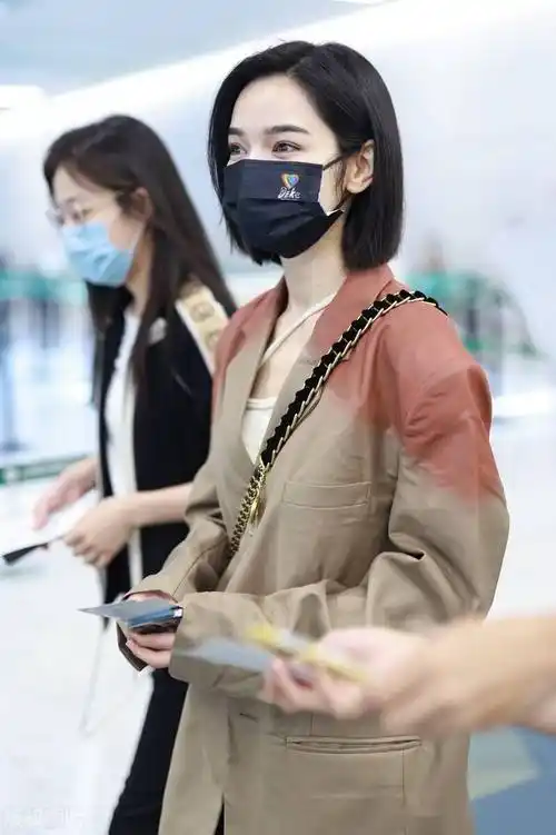 2021年9月20日,代斯机场街拍.穿渐变外套,一头短发清新秀丽.