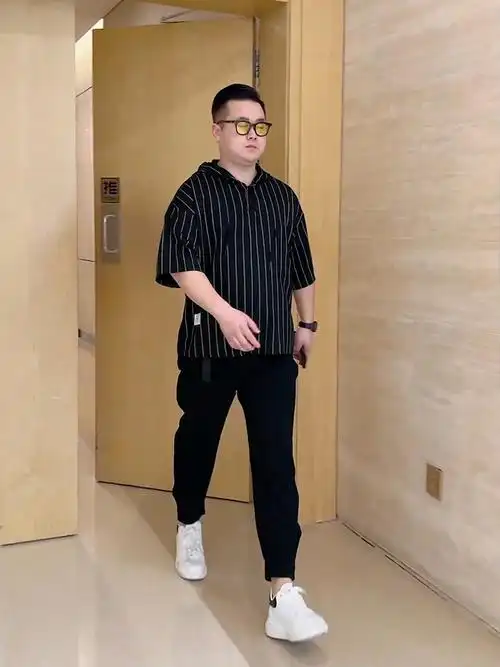 微胖男生显瘦穿搭夏季短袖t恤男条纹连帽半袖体恤宽松大码胖子