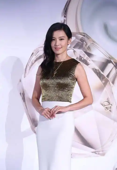 王晶御用性感女主角林熙蕾,演技与身材都无可挑剔!_个性_女性_演艺