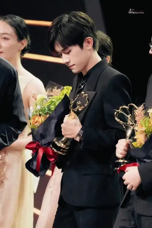 易烊千玺时代少年团互相鞠躬问好