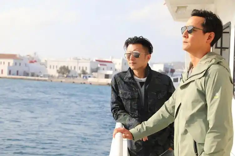 帅穿荧幕了!谢霆锋吴彦祖两男神再度同框做葡萄酒