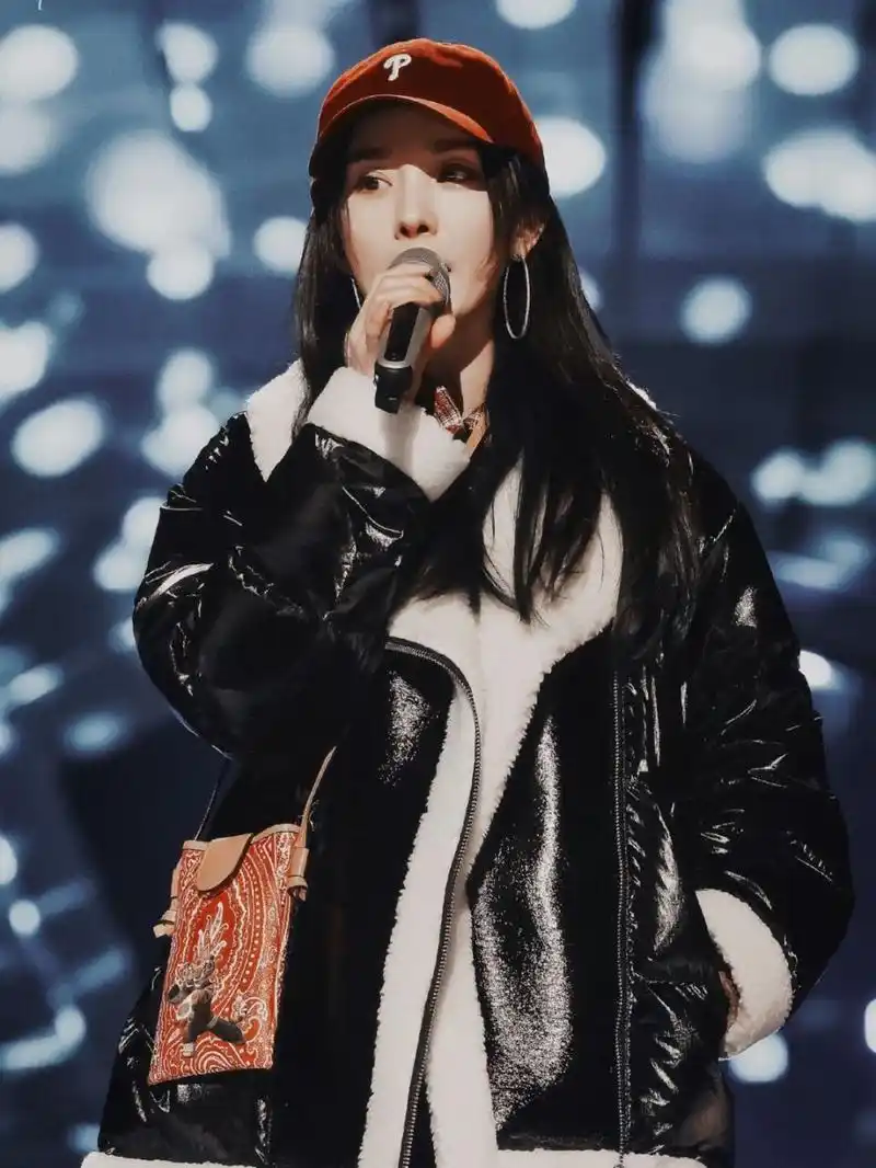 杨幂20211230芒果台跨年彩排穿搭