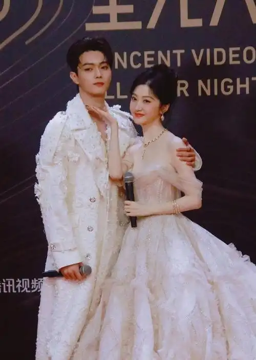 在星光大赏的活动现场,景甜与许凯的合体现身无疑成为了全场最大的