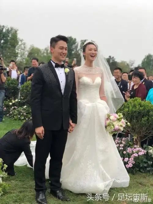 师徒情深!郎平正式亮相惠若琪婚礼 老公跪地献花惠若琪亲密拥抱